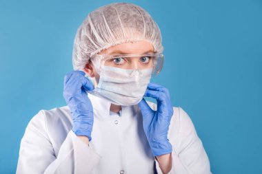 Kadın doktor virüs hastalığını önlemek için koruyucu yüz maskesi takıyor. Coronovirüs konsepti