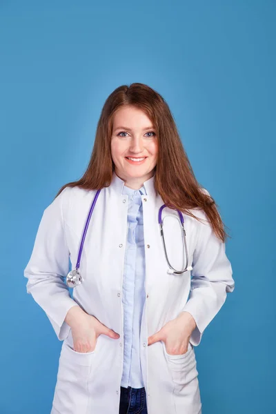 Portret Pewnej Siebie Młodej Lekarki Niebieskim Tle Pracowni — Zdjęcie stockowe