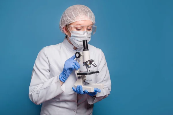 Wetenschapper Onderzoeker Gebruikt Microscoop Het Laboratorium Vrolijk Meisje Assistent Werken — Stockfoto