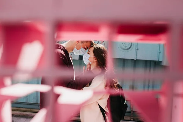 Covid Junges Paar Trifft Sich Draußen Auf Der Straße — Stockfoto