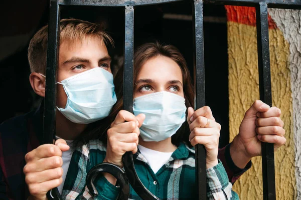 Autoaislamiento Pandemia Pareja Máscaras Protectoras Cuarentena Covid — Foto de Stock