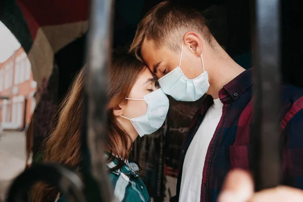 Coppia Innamorata Uomo Donna Che Baciano Maschera Protettiva Medica Sul — Foto Stock