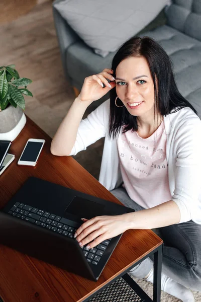 Χαμογελαστή Γυναίκα Που Εργάζεται Φορητό Υπολογιστή Στο Σπίτι Είστε Ασφαλείς — Φωτογραφία Αρχείου