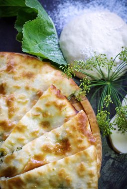 Yumuşak beyaz peynir suluguni ile Gürcü khachapuri