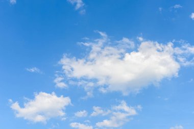 Güzel sirrus bulutları mavi gökyüzüne karşı