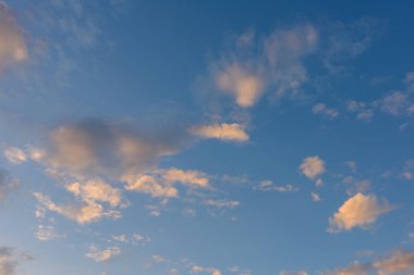 twilight saat içinde renkli gökyüzü