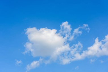 Güzel sirrus bulutları mavi gökyüzüne karşı