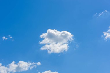 Güzel sirrus bulutları mavi gökyüzüne karşı