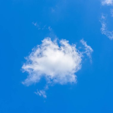 Güzel sirrus bulutları mavi gökyüzüne karşı