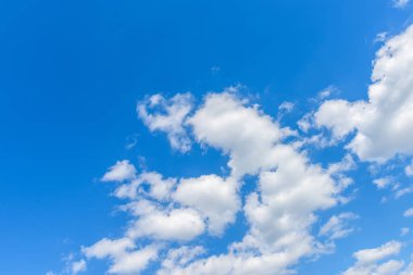 Güzel sirrus bulutları mavi gökyüzüne karşı