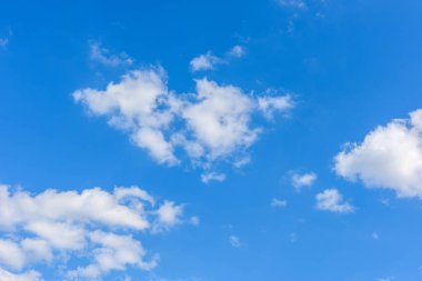 Güzel sirrus bulutları mavi gökyüzüne karşı