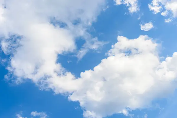 青い空に対する美しいサーカスの雲 — ストック写真