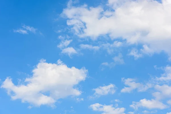 青い空に対する美しいサーカスの雲 — ストック写真