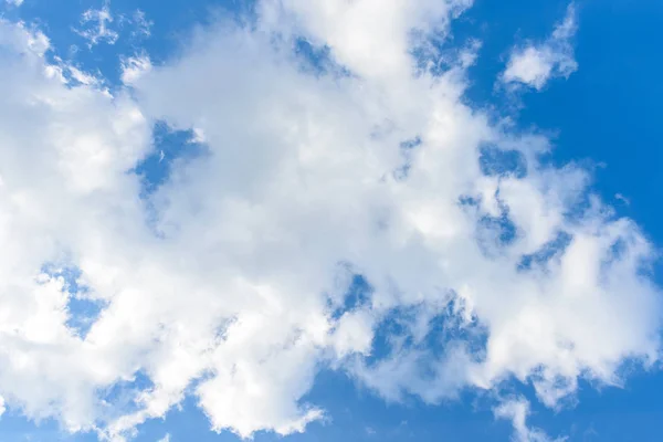 青い空に対する美しいサーカスの雲 — ストック写真