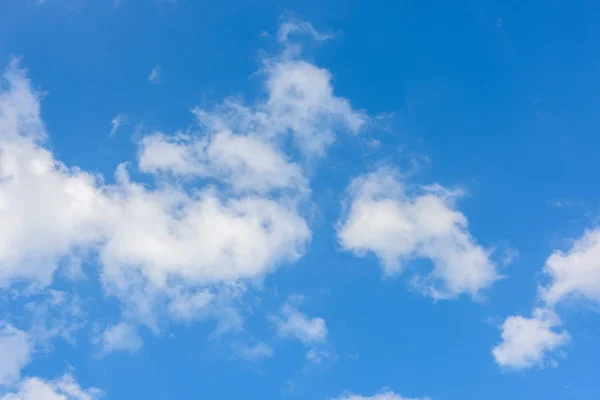 青い空に対する美しいサーカスの雲 — ストック写真