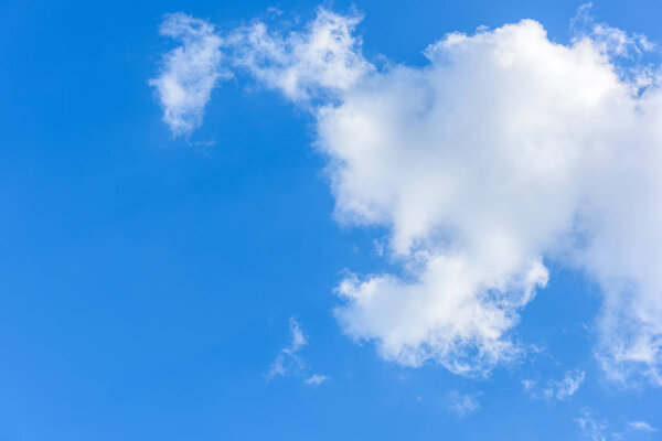 Тучи над голубым небом