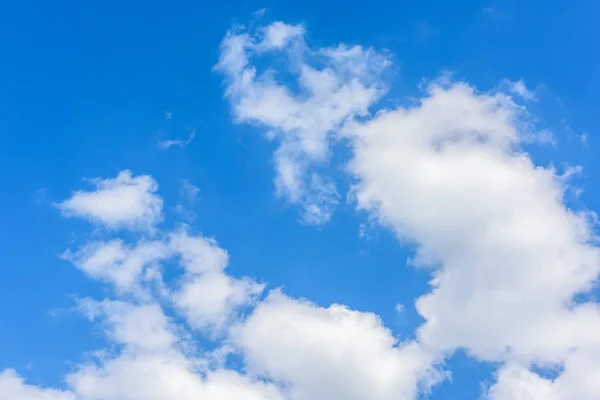 青い空に対する美しいサーカスの雲 — ストック写真