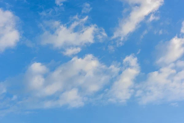 Belle nuvole di cirri contro il cielo blu — Foto Stock