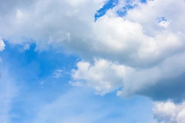 Lindas nuvens cirrus contra o céu azul — Fotografia de Stock