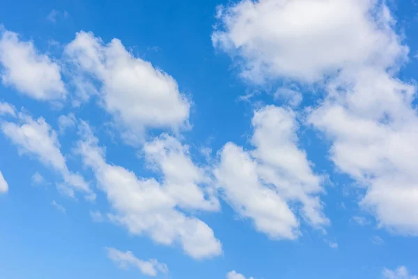 青い空に対する美しいサーカスの雲 — ストック写真