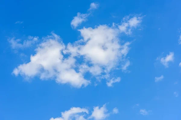 青い空に対する美しいサーカスの雲 — ストック写真