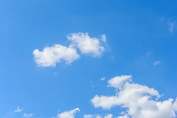 青い空に対する美しいサーカスの雲 — ストック写真