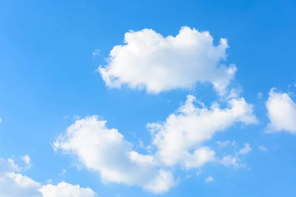 Όμορφα σύννεφα cirrus ενάντια στον γαλάζιο ουρανό — Φωτογραφία Αρχείου