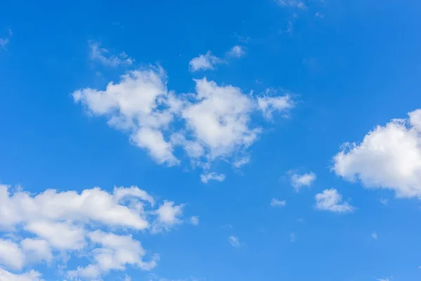 青い空に対する美しいサーカスの雲 — ストック写真