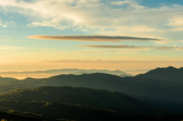 Nevoeiro de floresta de montanha enevoada no parque nacional doi inthanon de Chian — Fotografia de Stock