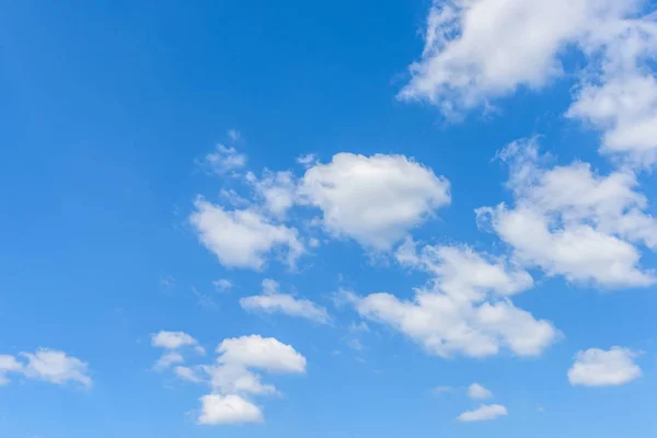 青い空に対する美しいサーカスの雲 — ストック写真