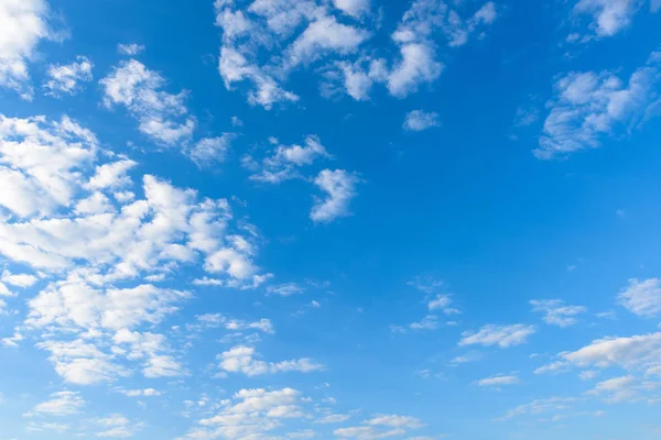 青い空に対する美しいサーカスの雲 — ストック写真