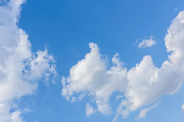 青い空に対する美しいサーカスの雲 — ストック写真