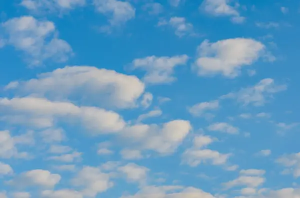 Güzel sirrus bulutları mavi gökyüzüne karşı — Stok fotoğraf