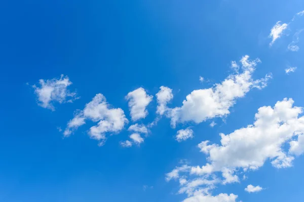 Schöne Zirruswolken am blauen Himmel Stockbild