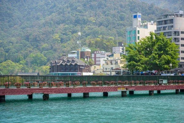 Brug met patroon carve zon en maan op Sun Moon Lake — Stockfoto