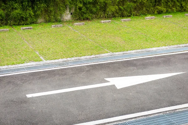 Estrada de asfalto com seta — Fotografia de Stock