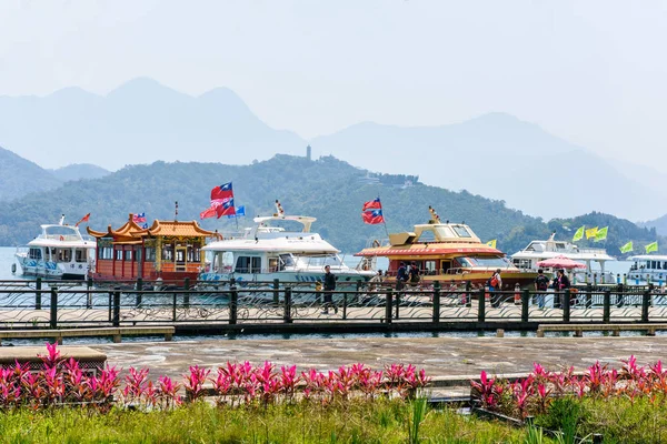 NANTOU, TAIWAN - MARÇO 28: Muitos turistas fazem uma viagem por b — Fotografia de Stock