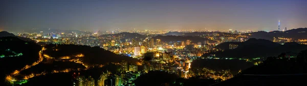 黄昏時、台湾の台北市のスカイラインのパノラマ. — ストック写真