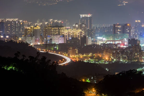 Taipei, Taiwan skyline da cidade no crepúsculo . — Fotografia de Stock