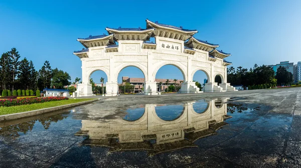 O portão principal do National Taiwan Democracy Memorial Hall em Taip — Fotografia de Stock