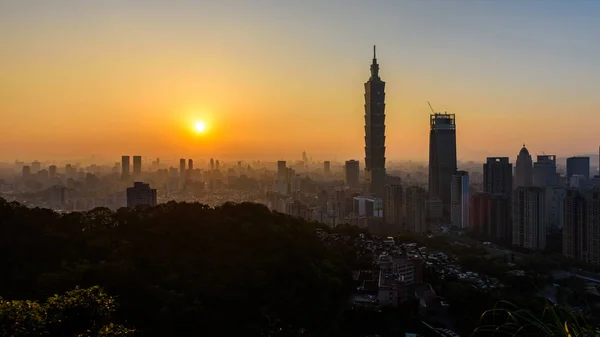 Taipei, Taiwan cidade horizonte ao pôr-do-sol . — Fotografia de Stock