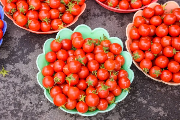 Tomates vermelhos na chapa na chapa — Fotografia de Stock