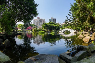 Köprü ve bir su birikintisi Chiang Kai Şek anıt gerekçesiyle