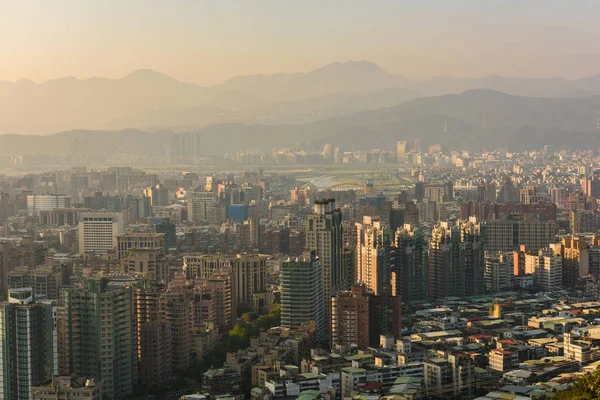 Taipei, Taiwan cidade horizonte ao pôr-do-sol . — Fotografia de Stock