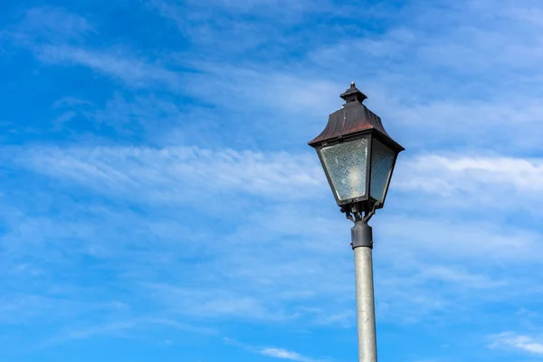 Старинный фонарь с голубым небом — стоковое фото