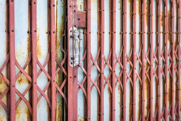 Складные Старые Красные Металлические Ворота — стоковое фото