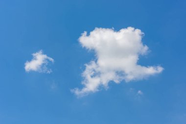 Güzel sirrus bulutları mavi gökyüzüne karşı