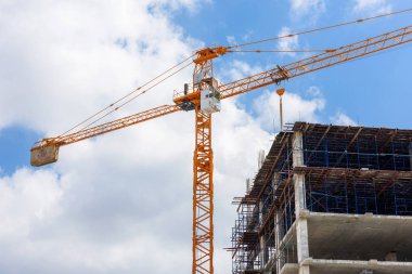 Vinç kaldırma Beton karıştırıcı kap mavi gökyüzü