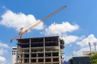 Vinç kaldırma Beton karıştırıcı kap mavi gökyüzü