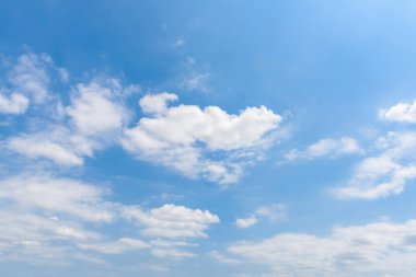 Güzel sirrus bulutları mavi gökyüzüne karşı